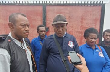 Deputi Peradilan Adat Kabupaten Sarmi Yeheskel Jemjeman ketika diwawancarai terkait dukungan para ondoafi kepada Paslon no urut 2 Yanni - Jimmi di Pilkada Sarmi