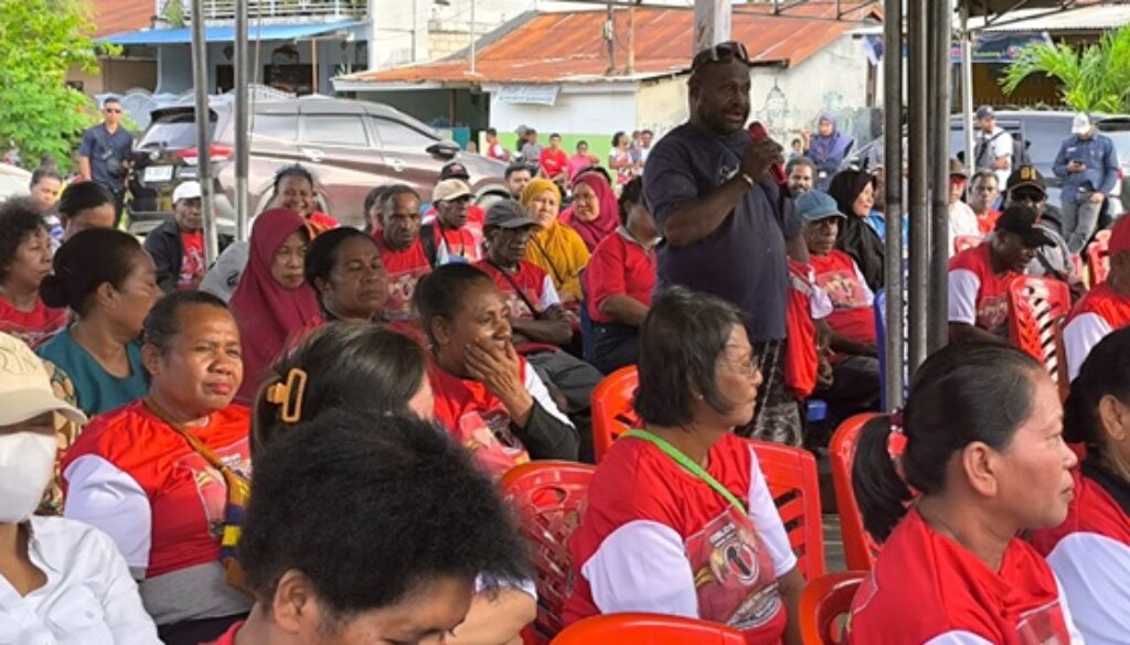 M Yoku Warga Puskopad saat bertanya terkait isu lingkungan di Pegunungan Cycloop M Yoku Warga Puskopad saat bertanya terkait isu lingkungan di Pegunungan Cycloop