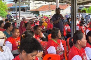 M Yoku Warga Puskopad saat bertanya terkait isu lingkungan di Pegunungan Cycloop