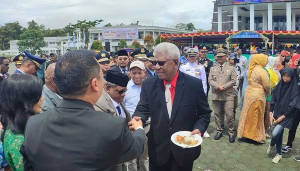 Mantan Bupati Mimika Johannes Rettob bersalaman dengan Pj Bupati Mimika Valentinus S Sumito saat HUT Kabupaten Mimika ke 28 Mantan Bupati Mimika Johannes Rettob bersalaman dengan Pj Bupati Mimika Valentinus S Sumito saat HUT Kabupaten Mimika ke 28