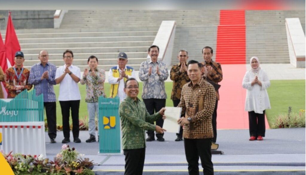 Menteri AHY serahkan Sertipikat tanah elektronik hak pakai unruk Istana Negara dan Istana Garuda di IKN Menteri AHY serahkan Sertipikat tanah elektronik hak pakai unruk Istana Negara dan Istana Garuda di IKN