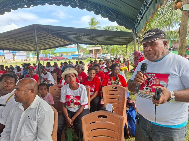 Nico Pae ayah dari dua Pesepakbola Persipura Jayapura Viktor dan Tinus Pae saat menyampaikan uneg - unegnya kepada Cawagub nomor urut 1 Yermias Bisai