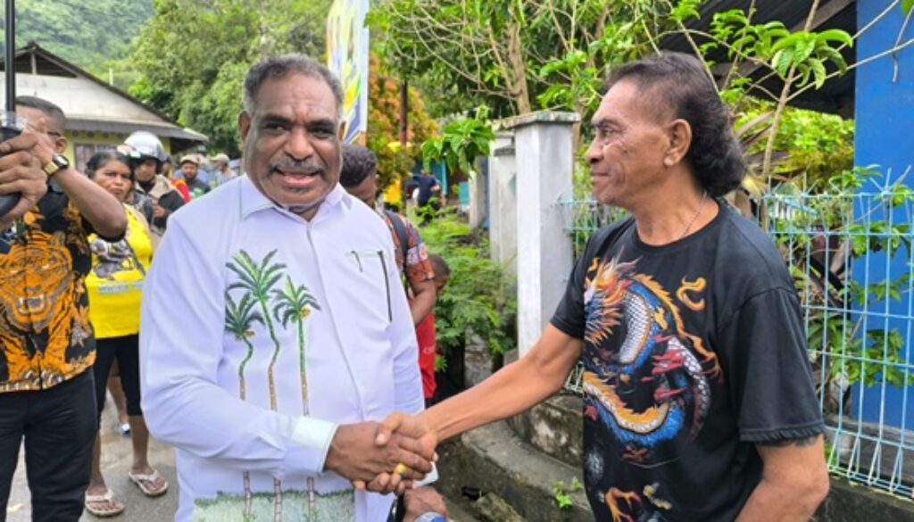 Ondoafi besar Skouw Yambe, Abisai Rollo saat bertemu seniornya ketika blusukan di Kota Baru, Abepura Ondoafi besar Skouw Yambe, Abisai Rollo saat bertemu seniornya ketika blusukan di Kota Baru, Abepura