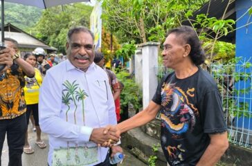 Ondoafi besar Skouw Yambe, Abisai Rollo saat bertemu seniornya ketika blusukan di Kota Baru, Abepura