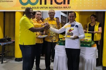 Pasangan ABR - HARUS mendapat tumpeng spesial dari dua Tokoh Golkar Papua Yoppie Ingratubun dan Yansen Monim di momen HUT Golkar ke 60