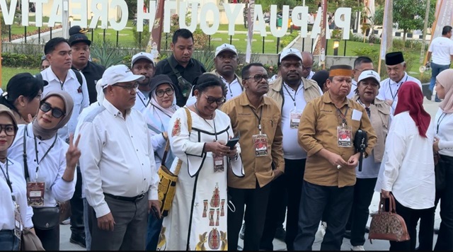 Pasangan Birokrasi Frans Pekey - H Mansyur mengenakan baju coklat krem menandakan keduanya adalah mantan birokrat sejati