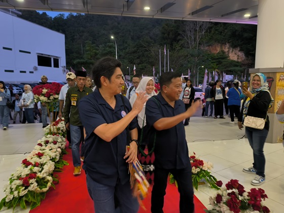 Paslon nomor urut 2 Jhony Banua Rouw - Darwis Massy mengenakan baju berwarna biru navy, tiba paling terakhir diantara tiga kandidat lainnya