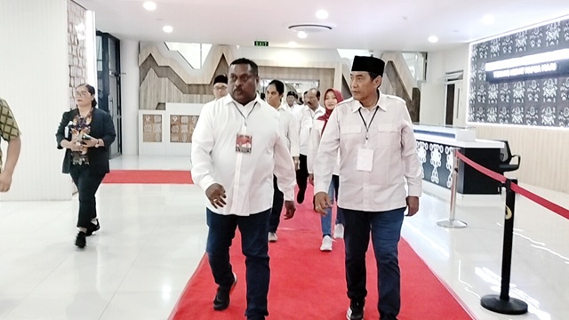 Paslon nomor urut 3 Boy Markus Dawir - Dipo Wibowo tampil dengan kemeja putih