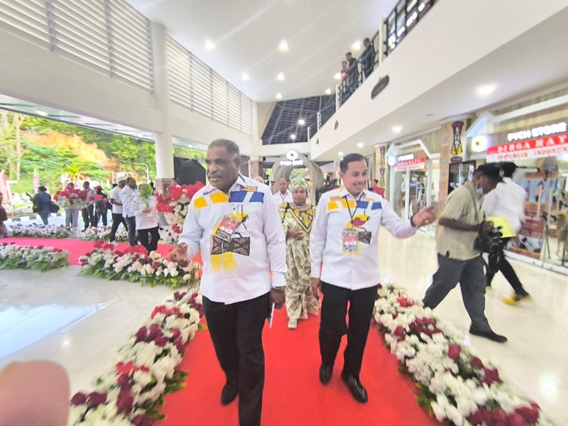 Paslon nomor urut 4 Abisai Rollo - Rustan Saru selalu tampil kompak dengan busana senada. Kali ini mengenakan stelan kemeja putih dipadu warna kuning dan biru bermotif burung cenderawasih dan tifa