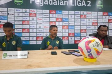 Pelatih Persewar Eduar Ifakdalam saat konferensi pers usai laga melawan Persipura Jayapura