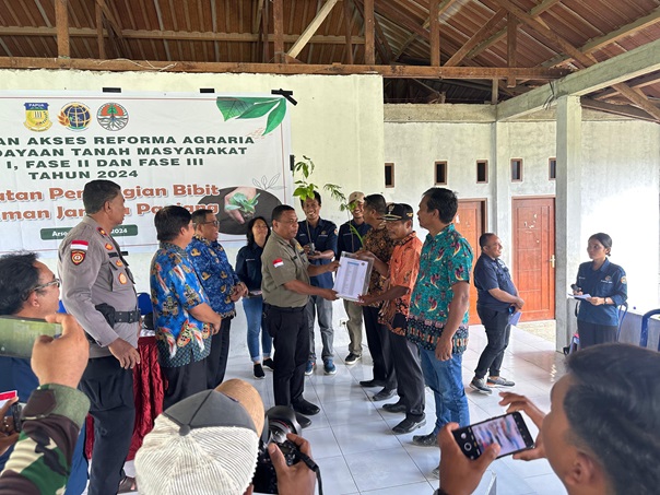 Penyerahan akta kepada Kelompok Tani Gapoktan oleh Kanwil ATR BPN Papua Roy EF Wayoi disaksikan Plt Bupati Keerom Wafir Kosasih dan Wakapolres Keerom Kompol Piter Talahatu