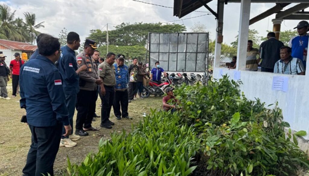 Plt Bupati Keerom Wafir Kosasih bersama Kepala ATR BPN Provinsi Papua Roy EF Wayoi dan Wakapolres Keerom Kompol Piter Talahatu Plt Bupati Keerom Wafir Kosasih bersama Kepala ATR BPN Provinsi Papua Roy EF Wayoi dan Wakapolres Keerom Kompol Piter Talahatu