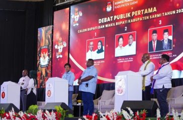 Paslon nomor urut 2 Yanni - Jemmi Esau Maban bersama para pendukungnya di Debat Perdana Pilkada Sarmi 2024