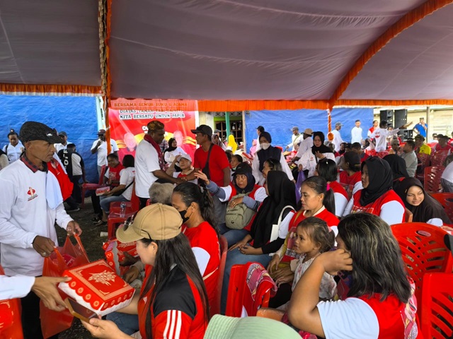 Warga Koya terlihat antusias bersalaman dan berinteraksi dengan Cawagub nomor urut 1 Yermias Bisai