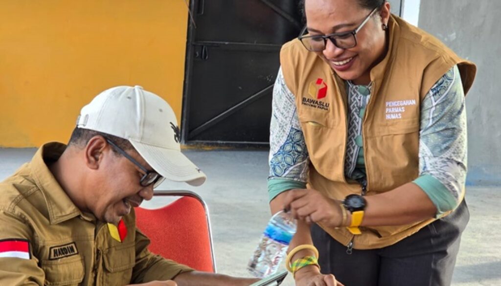 Ketua Bawaslu Papua Hardin Halidin dan Kordiv Pencegahan Partisipasi Masyarakat dan Hubungan Masyarakat Yofrey Piryamta Kebelen, Ketua Bawaslu Papua Hardin Halidin dan Kordiv Pencegahan Partisipasi Masyarakat dan Hubungan Masyarakat Yofrey Piryamta Kebelen,
