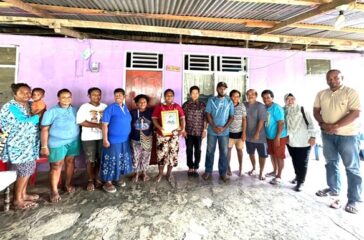 Ketua DPD Gerindra Papua Yanni bersama keluarga korban Alm Elis