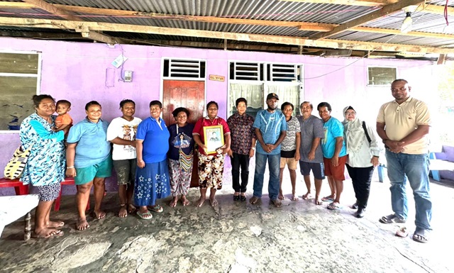 Ketua DPD Gerindra Papua Yanni bersama keluarga korban Alm Elis