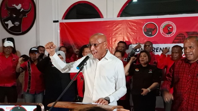 Pasangan Calon Gubernur dan Wakil Gubernur Papua pilihan rakyat Benhur Tomi Mano dan Yermias Bisai saat konferensi pers Sabtu malam di Kantor PDIP