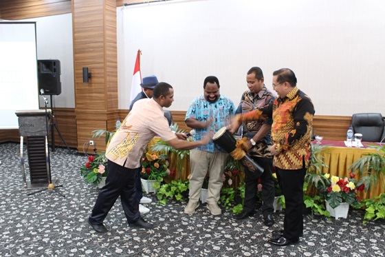 Pukul tifa sebagai tanda dimulaiknya pelatihan nyanyian Gregorian dan Musik Etnik Papua oleh LP3K