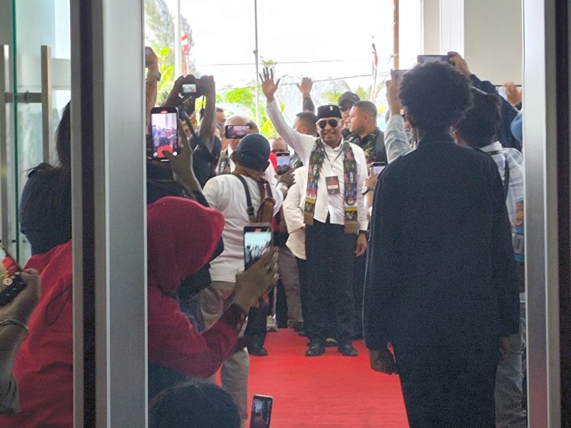 Cagub Benhur Tomi Mano saat memanjatkan doa singkat sebelum masuk ke Gedung KPU Papua
