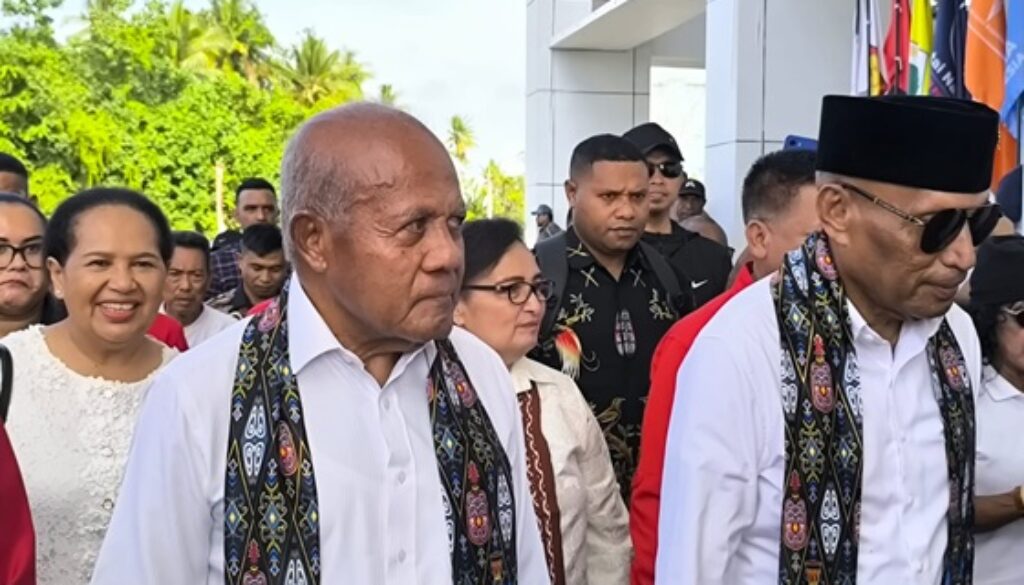 Cawagub Papua nomor urut 1 Constant Karma bersama Cagub Papua Benhur Tomi Mano saat mendaftar di KPU Provinsi Papua