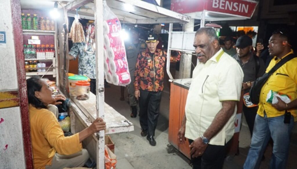 Pasangan walikota Jayapura saat melakukan sidak kepada para pedagang kaki lima di wilayah Kota Jayapura
