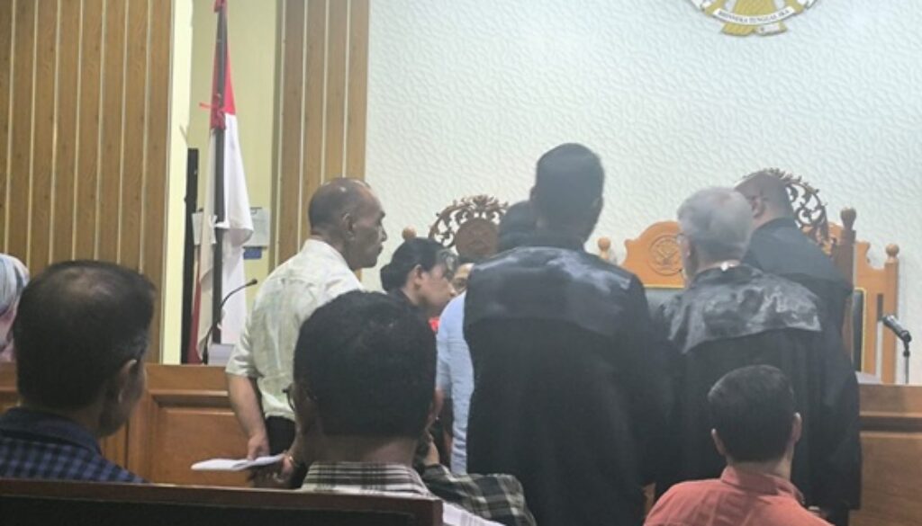 Saksi Eka Kambuaya bersama Terdakwa Theo Rumbiak didampingi Penasehat Hukum Wahyu Wibowo dan juga jaksa saat melihat dokumen DPA