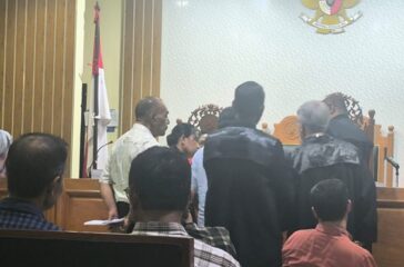 Saksi Eka Kambuaya bersama Terdakwa Theo Rumbiak didampingi Penasehat Hukum Wahyu Wibowo dan juga jaksa saat melihat dokumen DPA