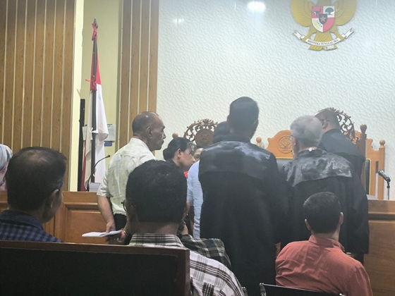 Saksi Eka Kambuaya bersama Terdakwa Theo Rumbiak didampingi Penasehat Hukum Wahyu Wibowo dan juga jaksa saat melihat dokumen DPA