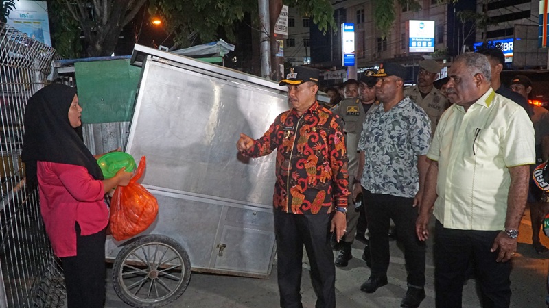 Wakil Walikota Jayapura Rustan Saru saat memberikan arahan dan himbauan kepada ibu PKL disaksikan Walikota Abisai Rollo