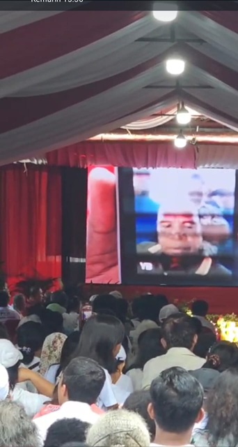 Yermias Bisai saat video call di depan massa pendukung jelang deklarasi Constant Karma sebagai penggantinya di Pilgub Papua