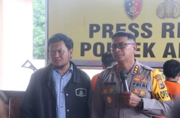 Kapolresta Jayapura Kombes Pol Viktor D Mackbon saat menggelar jumpa pers di Mapolsek Abepura