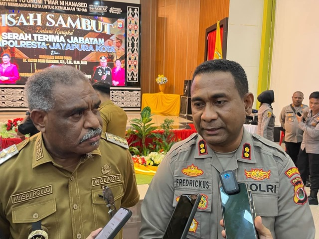 Kapolresta Jayapura Kota AKBP Fredrickus W.A. Maclarimboen dan Walikota Jayapura Abisai Rollo. (foto : Humas Polresta Jayapura)