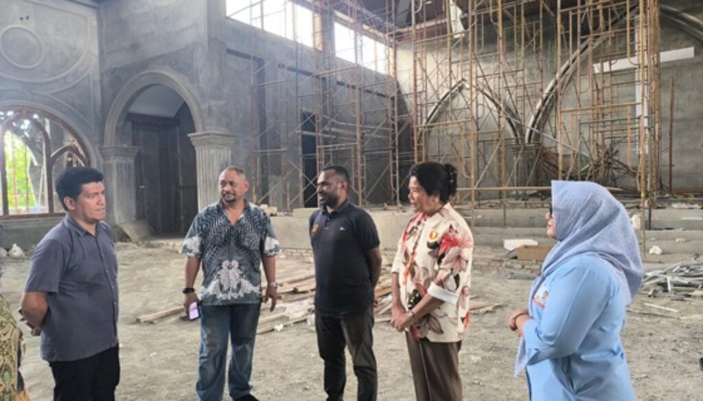 Ketua DPD Gerindra Papua Yanni bersama pengurus partai didampingi Dewan Pastoral Gereja Sang Penebus saat melihat gedung gereja yang sedang dibangun Ketua DPD Gerindra Papua Yanni bersama pengurus partai didampingi Dewan Pastoral Gereja Sang Penebus saat melihat gedung gereja yang sedang dibangun