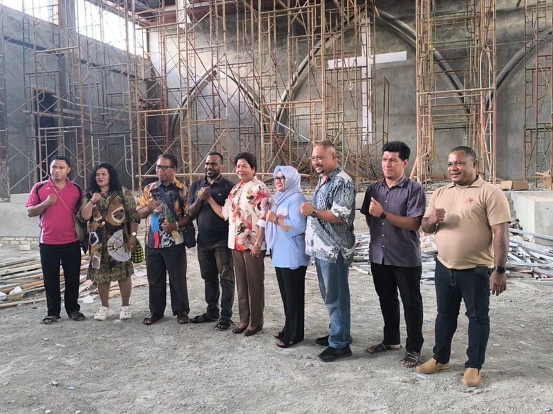 Ketua-DPD-Gerindra-Provinsi-Papua-Yanni-foto-bersama-pengurus-partai-foto-bersama-dengan-Dewan-Pastoral-Paroki-Sang-Penebus-Sentani-melihat-progress-pembangunan-Gereja-Sang-Penebus