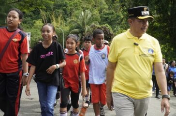 Wakil Walikota Jayapura H Rustan Saru berjalan santai bersama anak - anak usia sekolah
