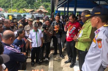 Walikota dan Wakil Walikota Jayapura saat dialog dengan para sopir angkutan kota Kode E terkait trayek baru