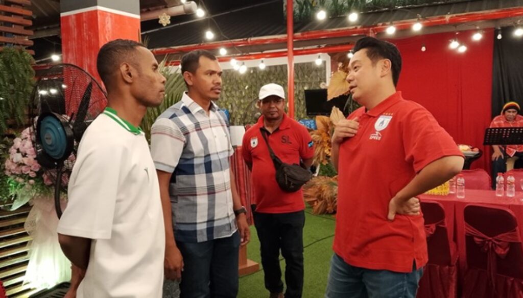 Manager Persipura Owen Rahadiyan berbincang santai dengan Pelatih Richardo Salampessy dan Pemain Senior Ruben Sanadi