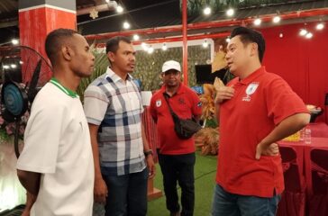 Manager Persipura Owen Rahadiyan berbincang santai dengan Pelatih Richardo Salampessy dan Pemain Senior Ruben Sanadi