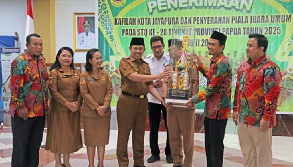 Wakil Walikota Jayapura Rustan Saru saat menerima Piala Bergilir dari Manager Tim STQ Kota Jayapura