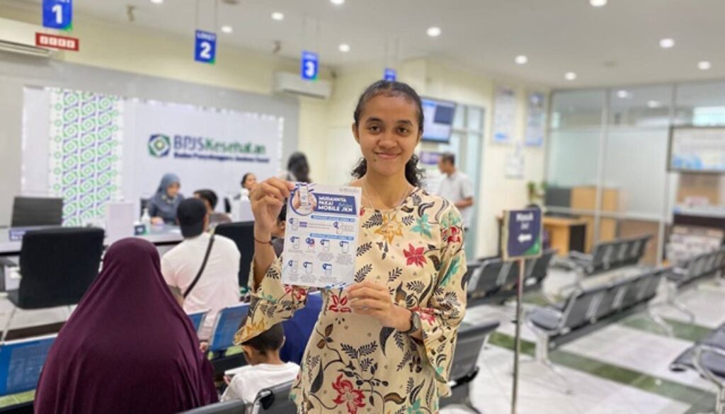 Gediska bangga memperlihatkan kartu kepesertaan JKN miliknya Gediska bangga memperlihatkan kartu kepesertaan JKN miliknya