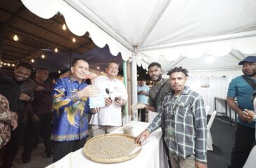 Kepala BI Perwakilan Papua Fatturahman saat mendampingi Pj Gubernur Agus Fatoni saat melihat stand UMKM kopi di Feskop 2025