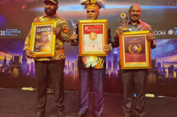 Bupati Puncak bersama Wakil bupati dan Ketua DPRD Kabupaten Puncak juga hadir di malam penganugerahan