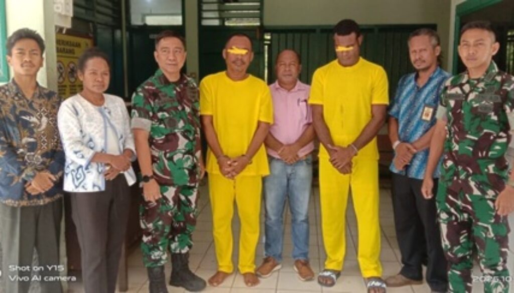 Dua Oknum TNI yakni Kapten Inf J dan Pratu TB usai memberikan keterangan kepada Komnas HAM RI Papua Dua Oknum TNI yakni Kapten Inf J dan Pratu TB usai memberikan keterangan kepada Komnas HAM RI Papua