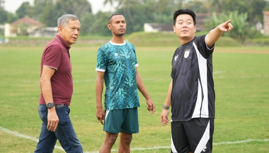Manager Persipura Owen Rahadian berbincang serius dengan Mantan Manager Rudi Maswi dan Pemain Ruben Sanadi