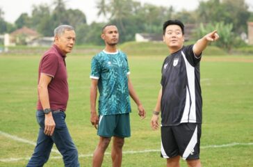 Manager Persipura Owen Rahadian berbincang serius dengan Mantan Manager Rudi Maswi dan Pemain Ruben Sanadi