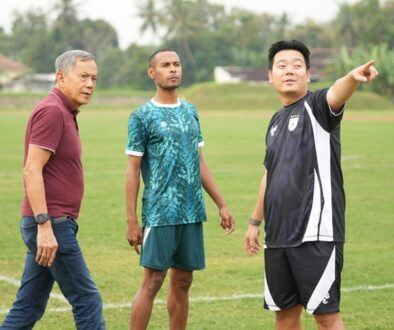 Manager Persipura Owen Rahadian berbincang serius dengan Mantan Manager Rudi Maswi dan Pemain Ruben Sanadi