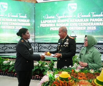 Pangdam Cenderawasih Mayjen TNI Amrin Ibrahim didampingi Ketua Persit Kartika Chandra Surry Amrin Ibrahim memberikan tumpeng kepada salah satu perwira TNI yang naik pangkat