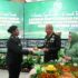 Pangdam Cenderawasih Mayjen TNI Amrin Ibrahim didampingi Ketua Persit Kartika Chandra Surry Amrin Ibrahim memberikan tumpeng kepada salah satu perwira TNI yang naik pangkat