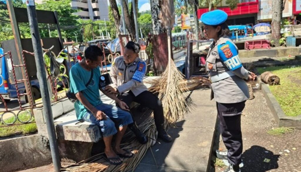 Subsatgas Keladi Sagu saat beri pengobatan gratis bagi warga seputaran Taman Imbi Subsatgas Keladi Sagu saat beri pengobatan gratis bagi warga seputaran Taman Imbi